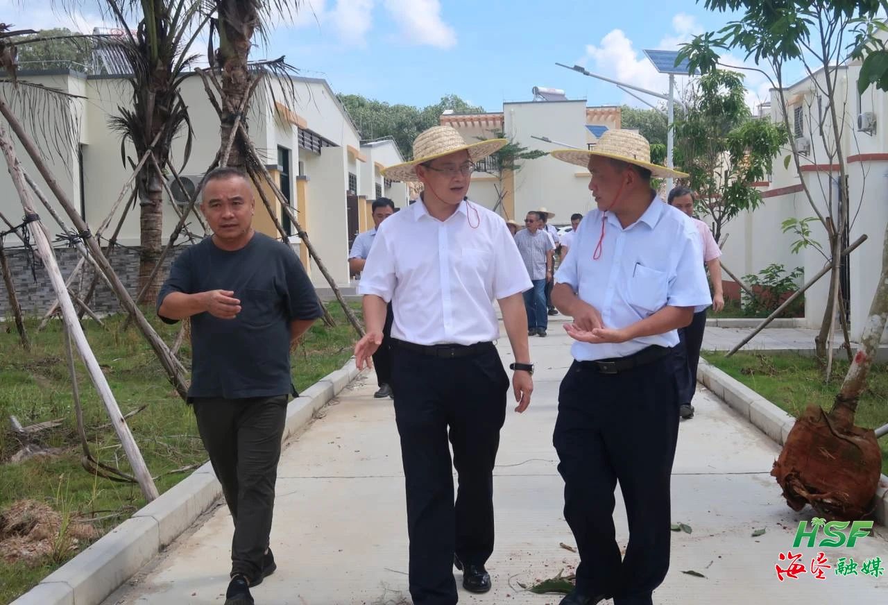 艾軼倫一行人在天角潭水利樞紐工程墾區移民安置點（西聯農場南園小區）走訪調研